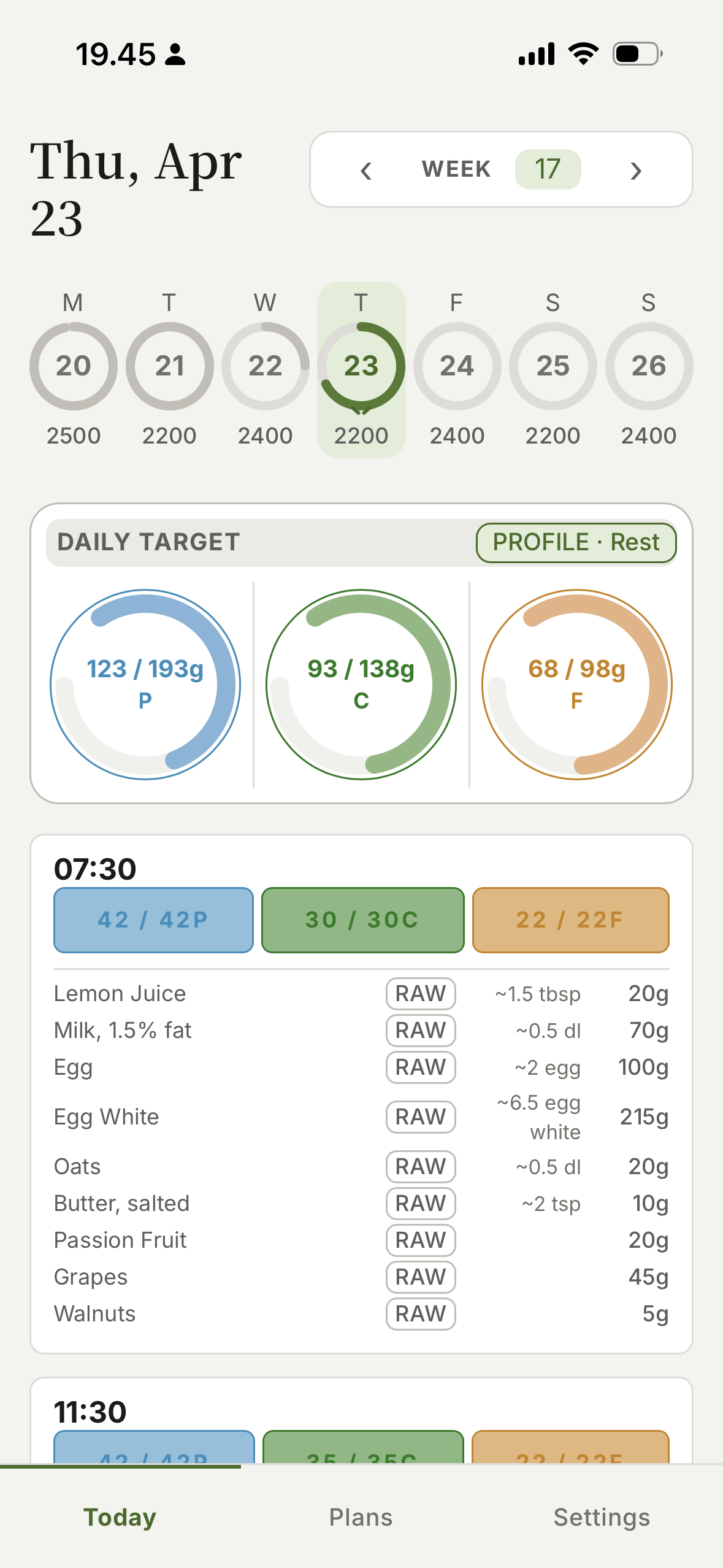 Daily meal tracking view showing macro target rings and food log with protein, carbs and fat breakdown per meal